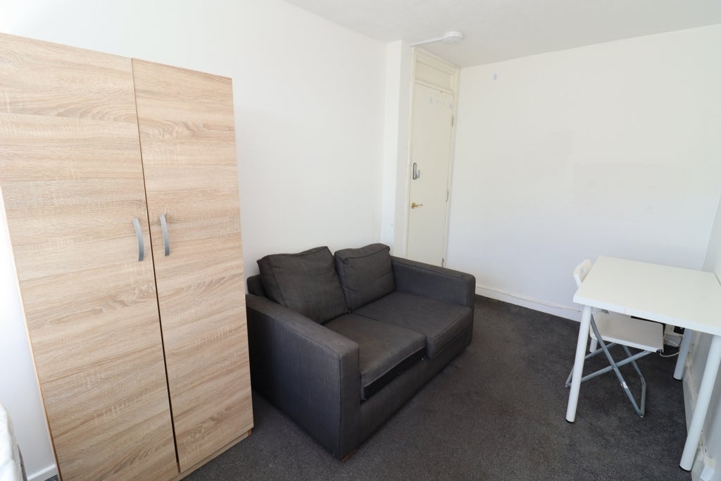 Room Globe Road in Greater London