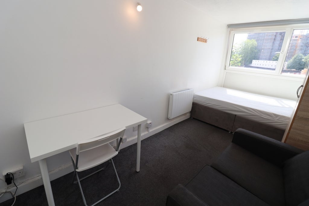 Room Globe Road in Greater London