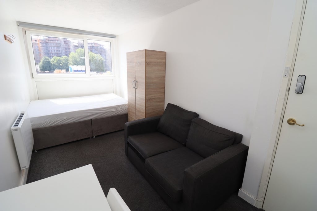 Room Globe Road in Greater London