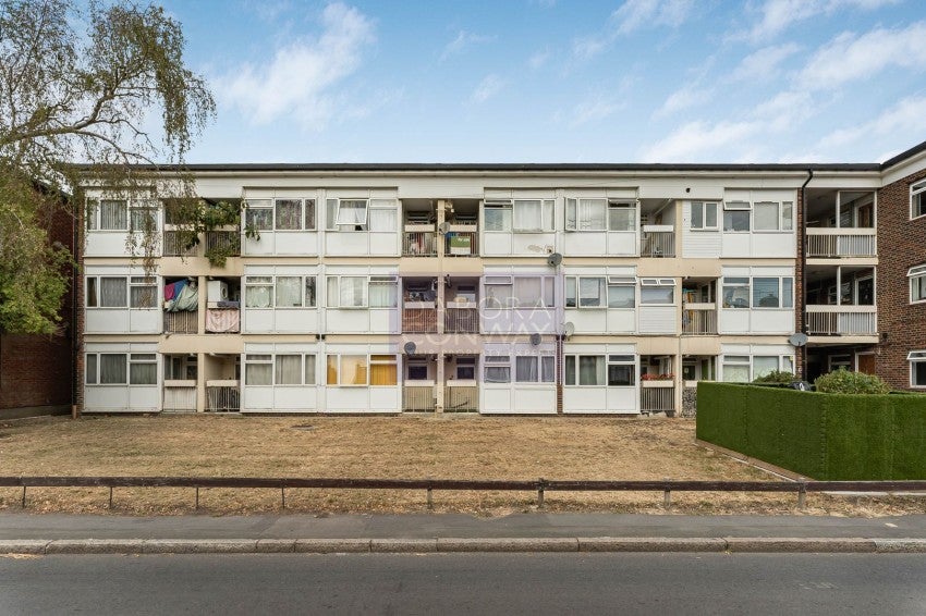Flat Prospect Road in Greater London