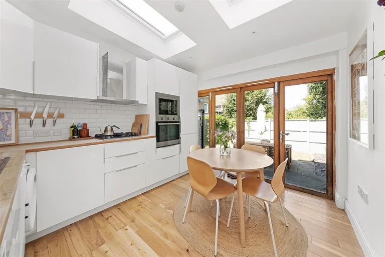 Flat Grove Vale in Greater London