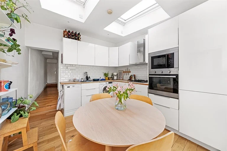 Flat Grove Vale in Greater London