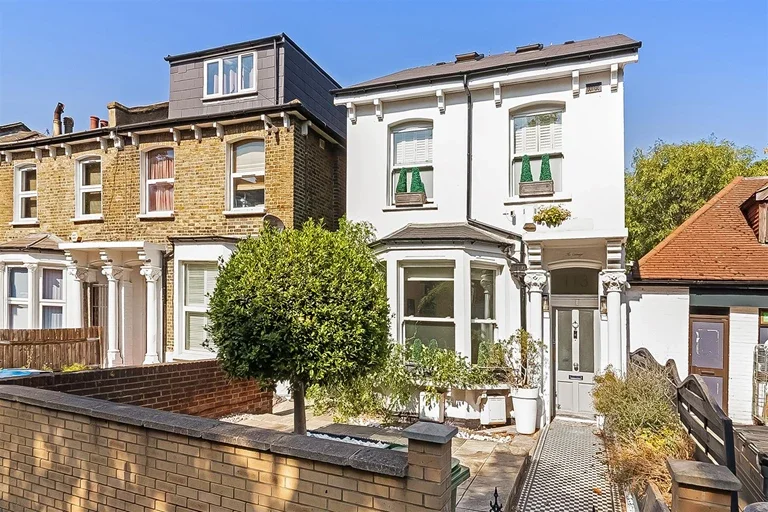 Flat Grove Vale in Greater London