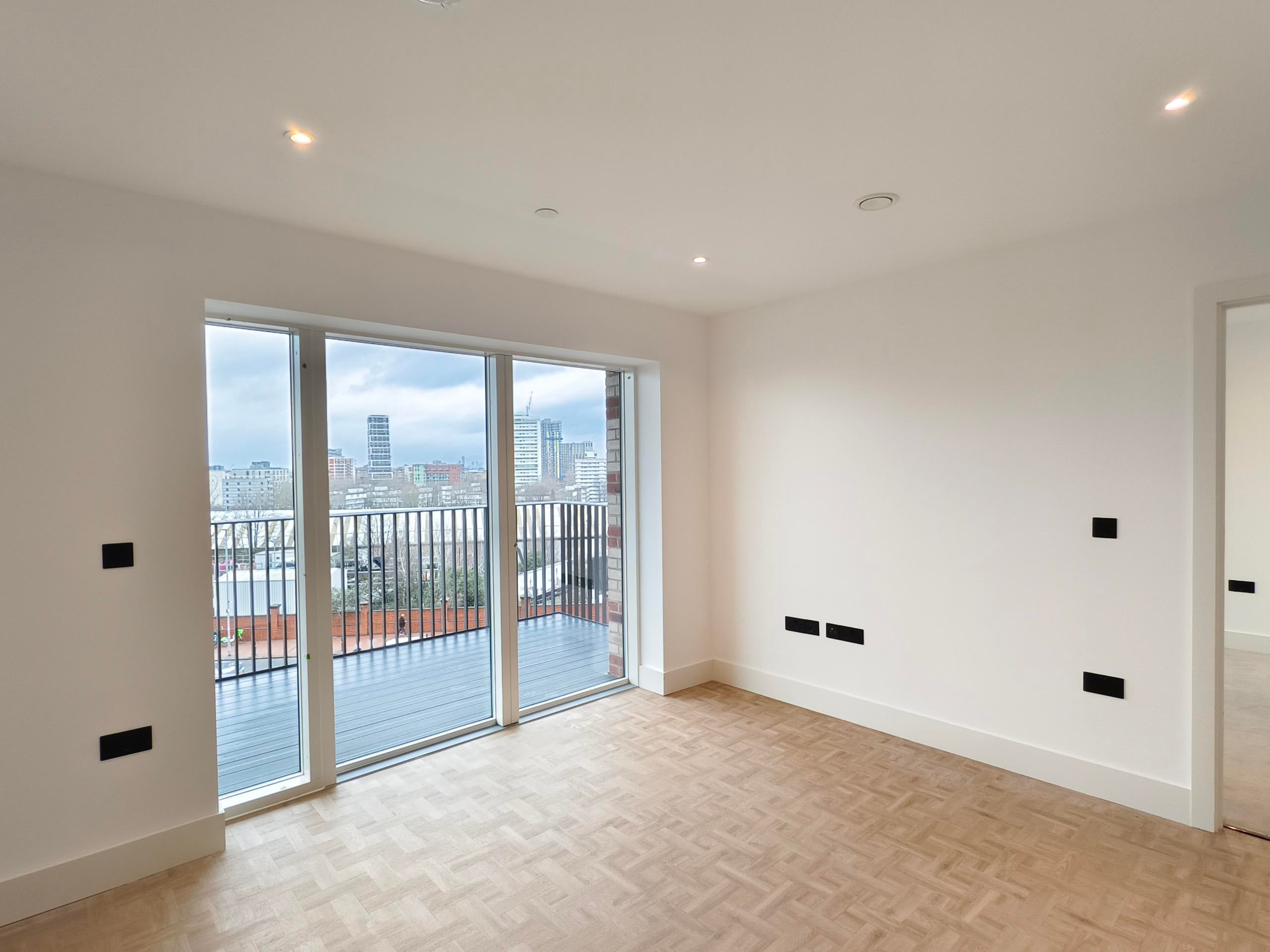 Flat Danvers Avenue in Greater London