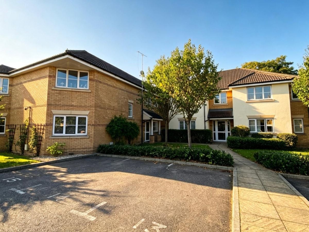 Flat Russell Wlison Court in Greater London