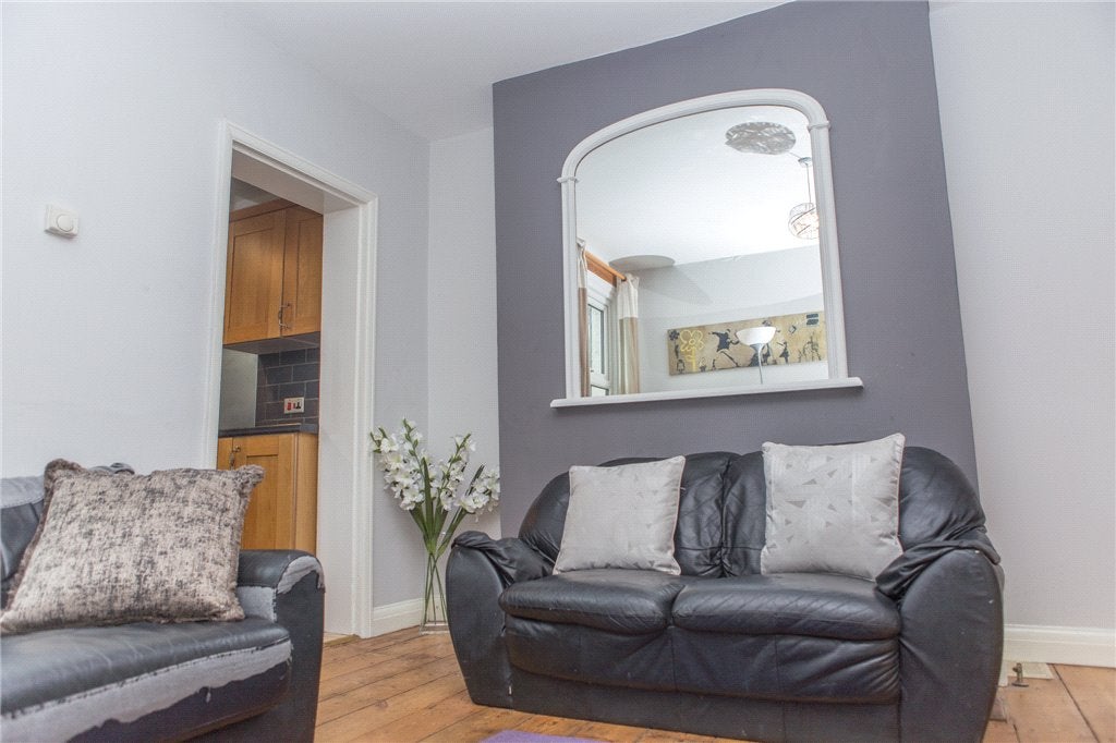 Flat Markenfield Road in Guildford