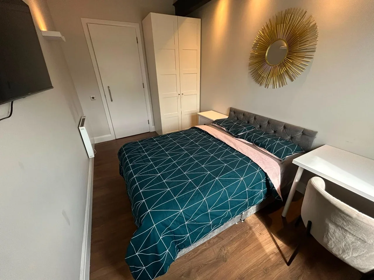 Room City Road in Greater London