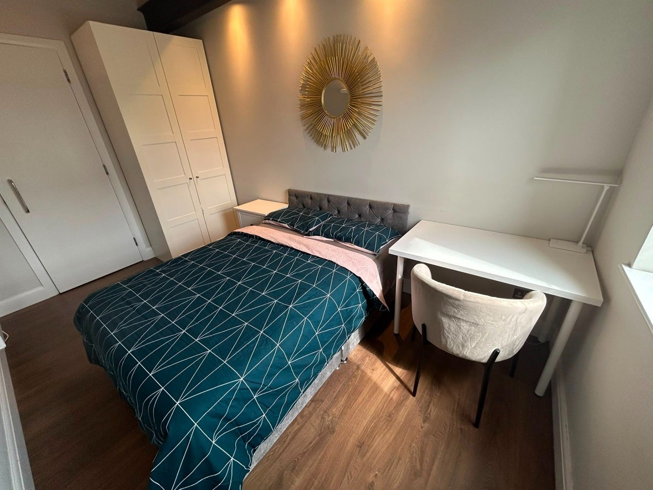 Room City Road in Greater London