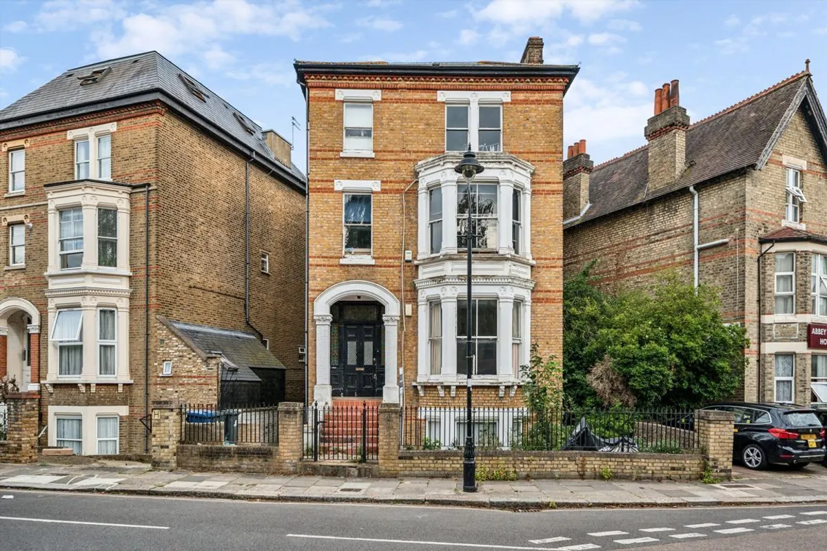 Flat Grange Park in Greater London