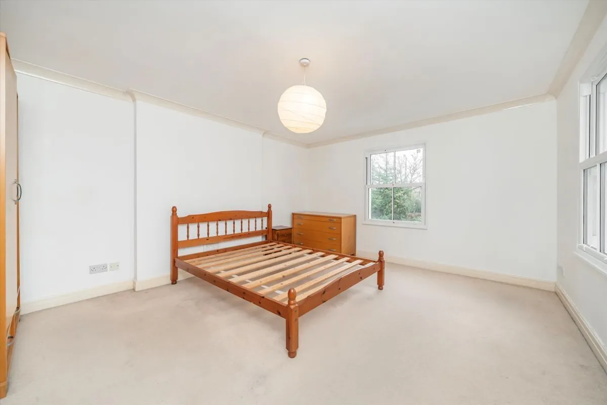Flat Grange Park in Greater London