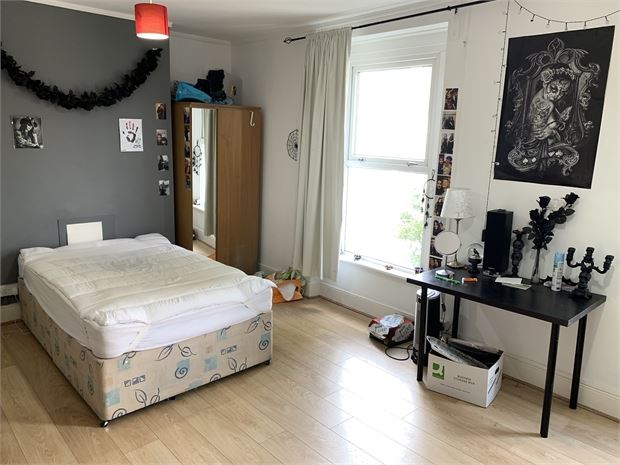 Room St. Helens Avenue in Swansea