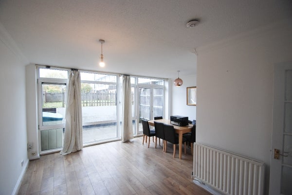 Flat Stewart Street in Greater London