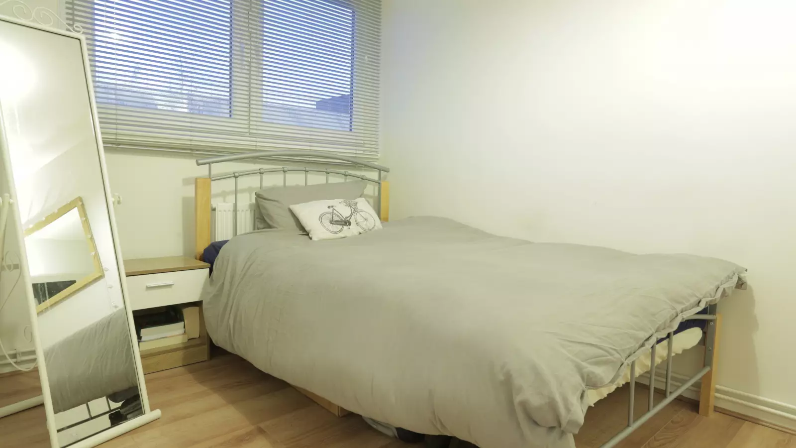 Room Old Church Road in Greater London