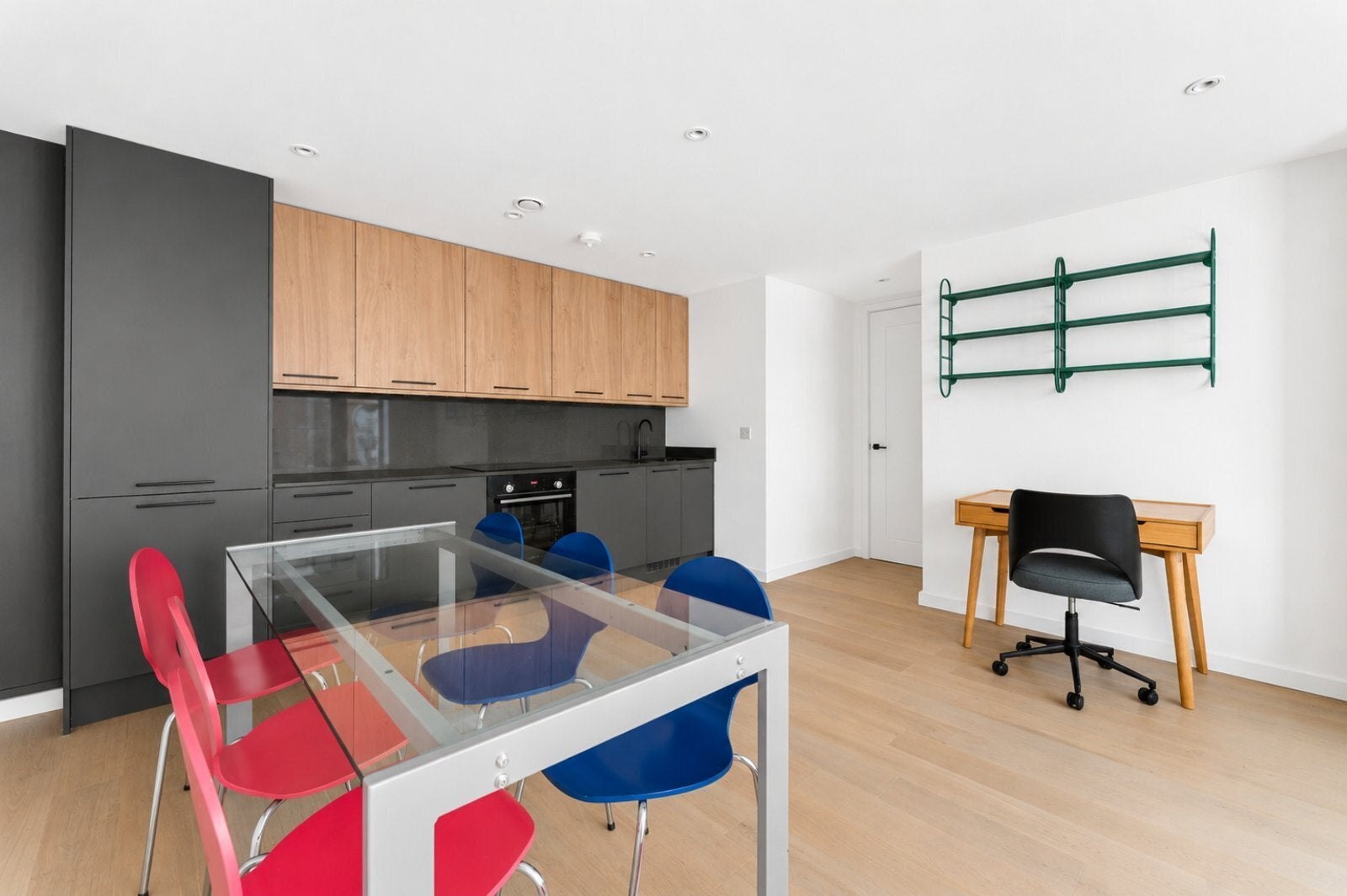 Flat Osborn Street in Greater London