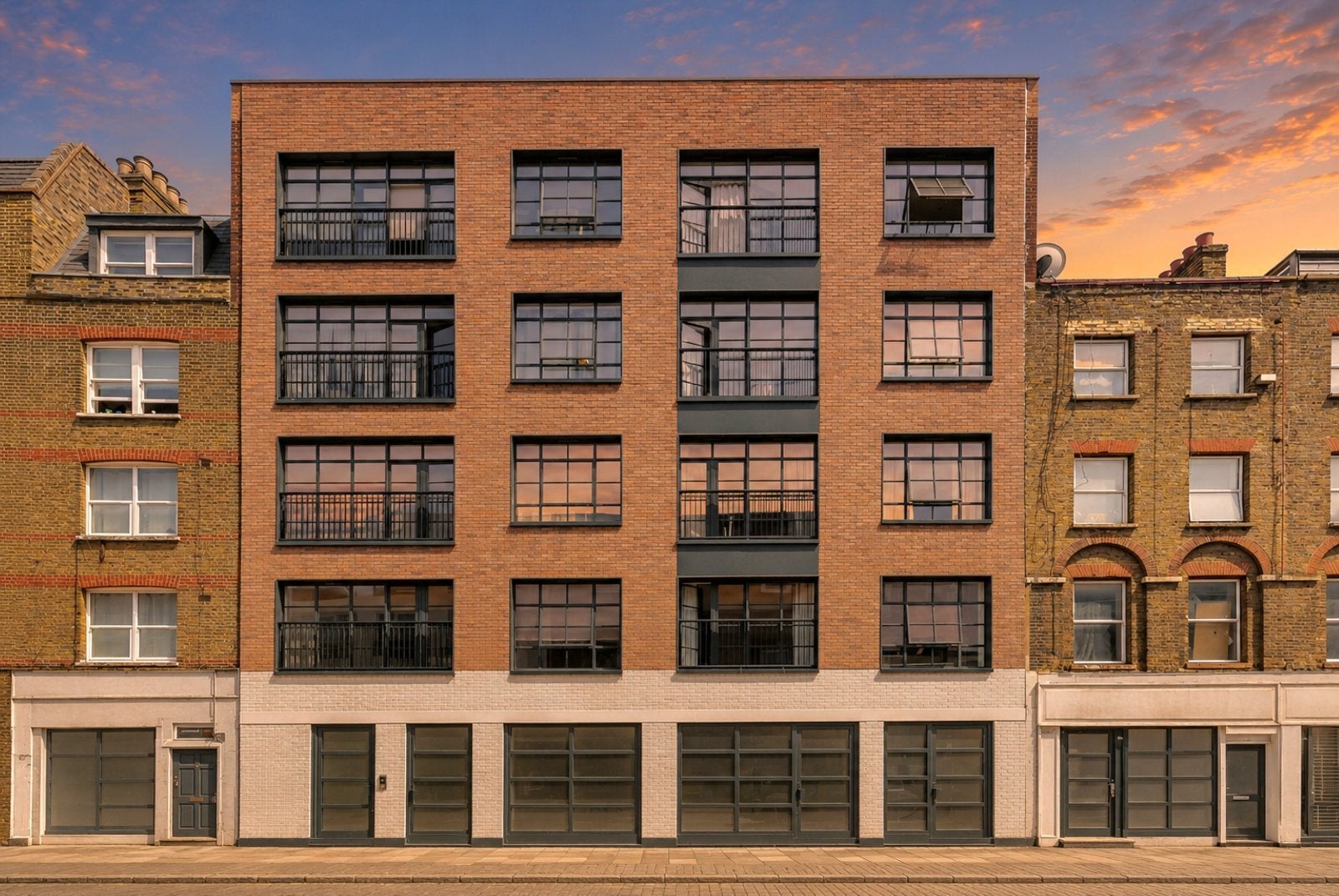 Flat Osborn Street in Greater London