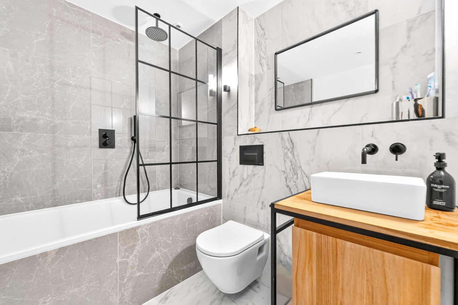 Flat Osborn Street in Greater London