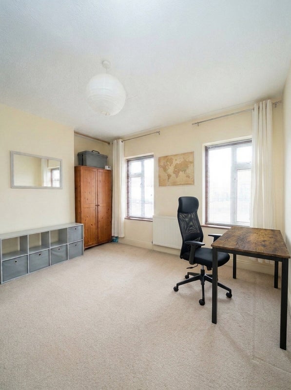 Room Edinburgh Road in Greater London