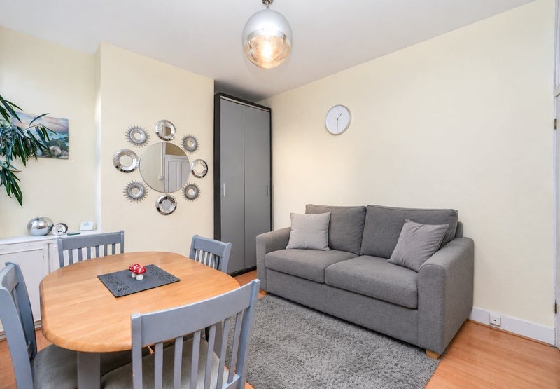Room Edinburgh Road in Greater London