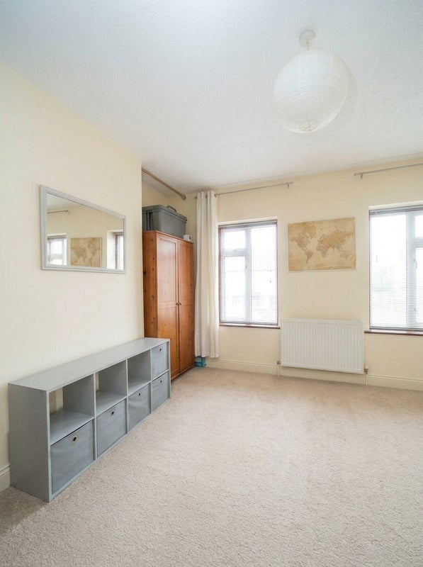 Room Edinburgh Road in Greater London