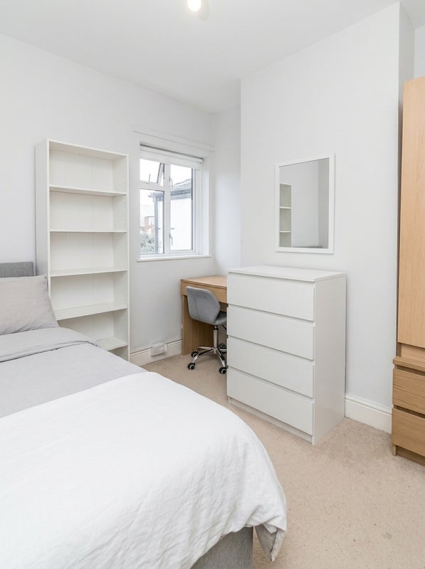 Room Edinburgh Road in Greater London