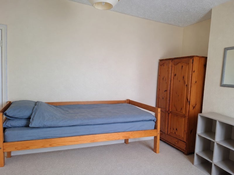 Room Edinburgh Road in Greater London