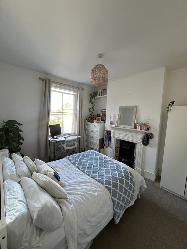 Room Ravenswood Road in Greater London