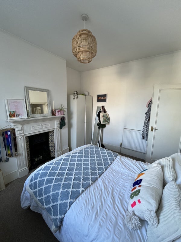Room Ravenswood Road in Greater London