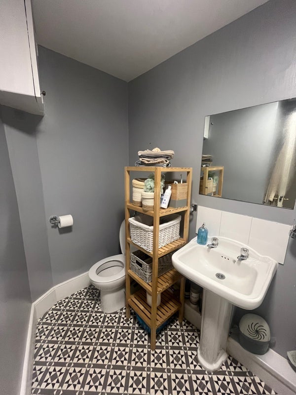 Room Ravenswood Road in Greater London
