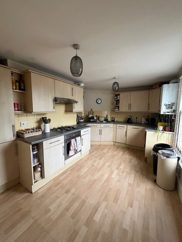 Room Ravenswood Road in Greater London
