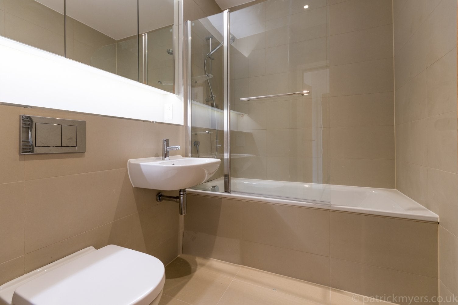 Flat Zenoria Street in Greater London