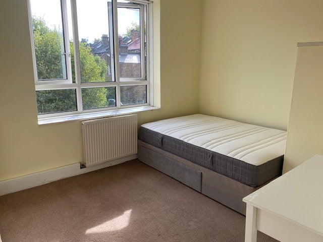 Flat Benthal Road in Greater London