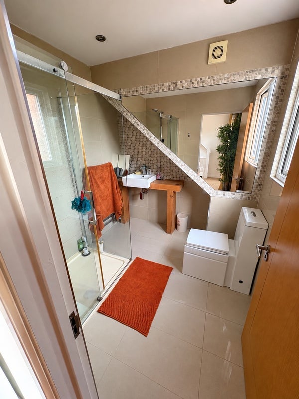 Room Burland Road in Brentwood