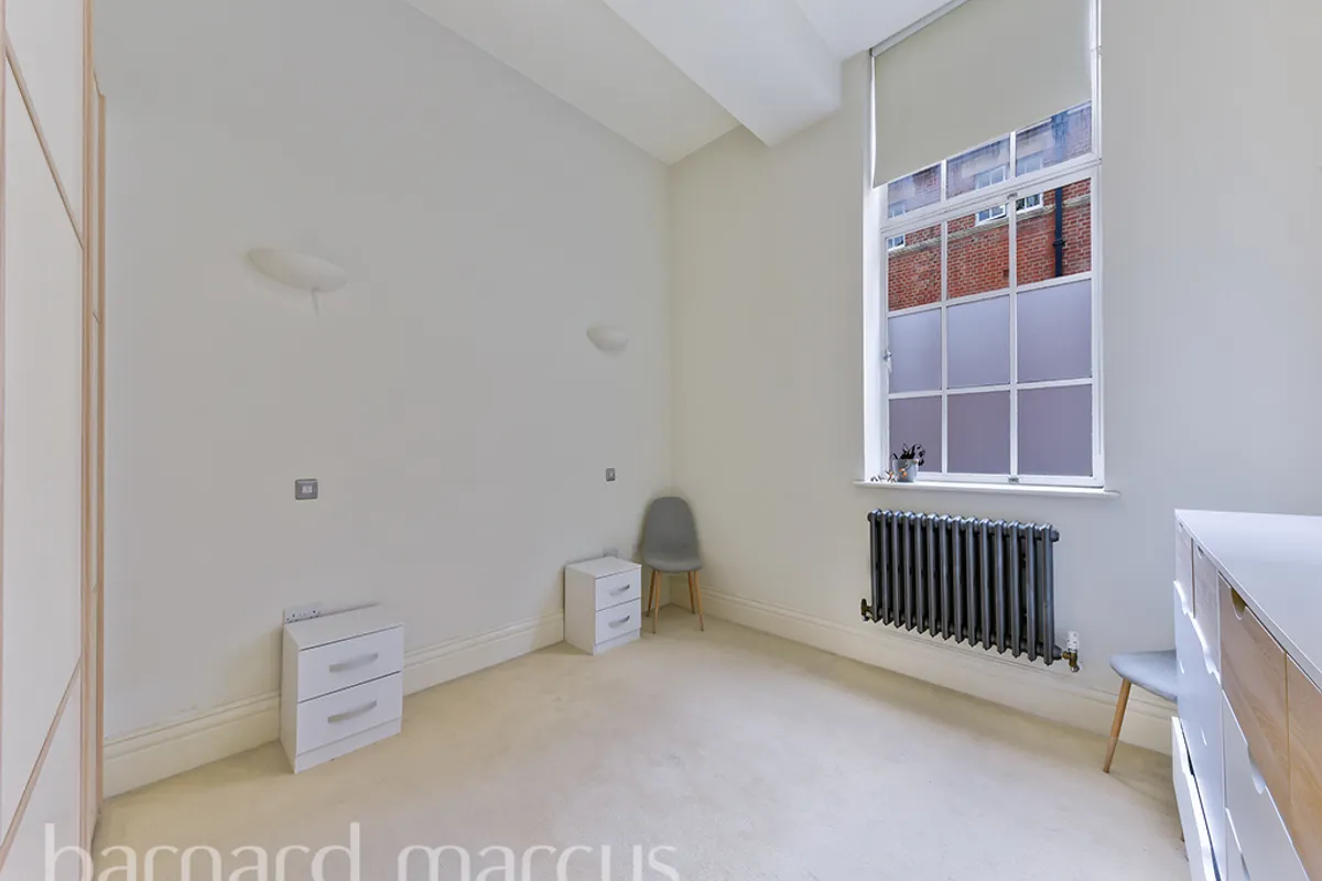 Flat Lurline Gardens in Greater London