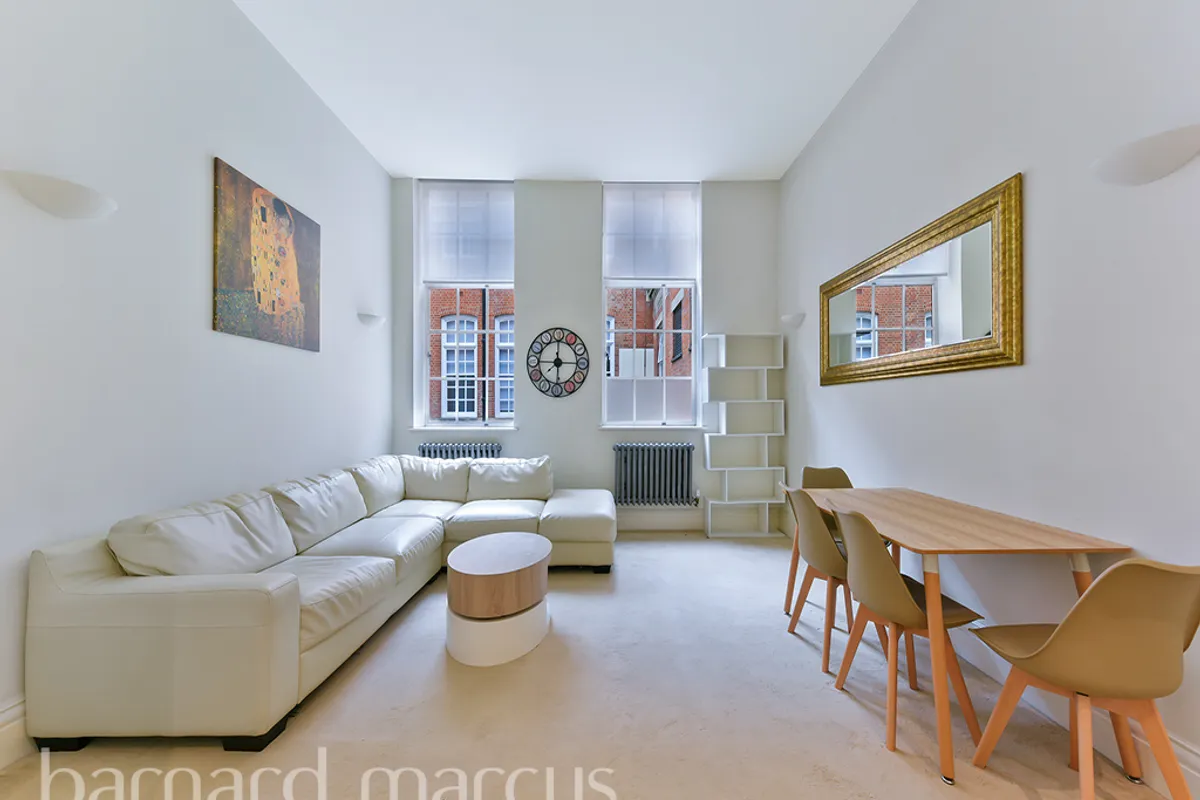 Flat Lurline Gardens in Greater London
