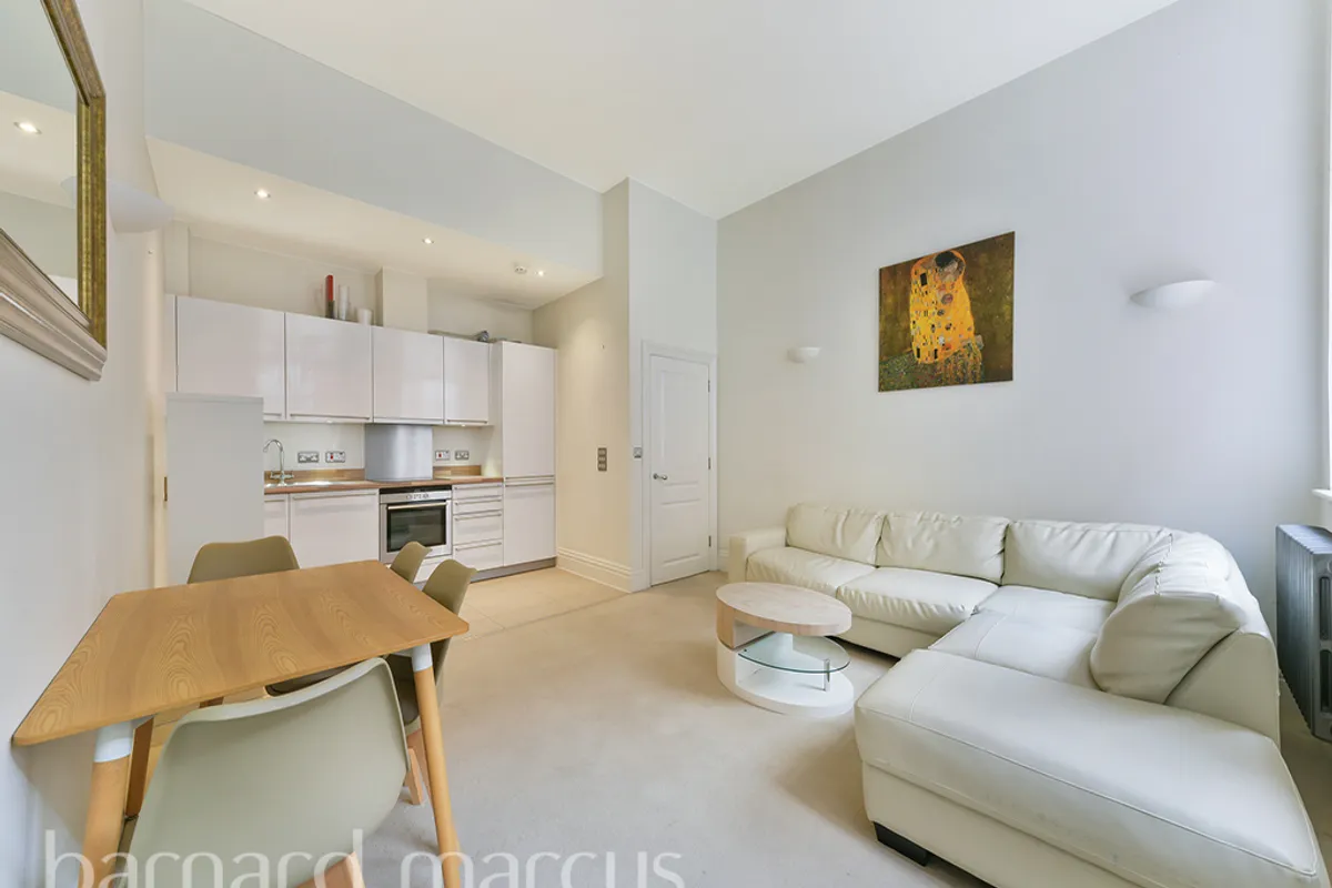 Flat Lurline Gardens in Greater London