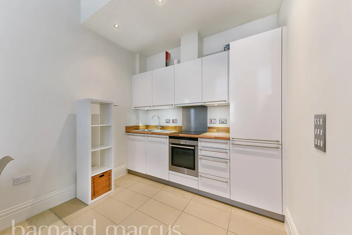Flat Lurline Gardens in Greater London