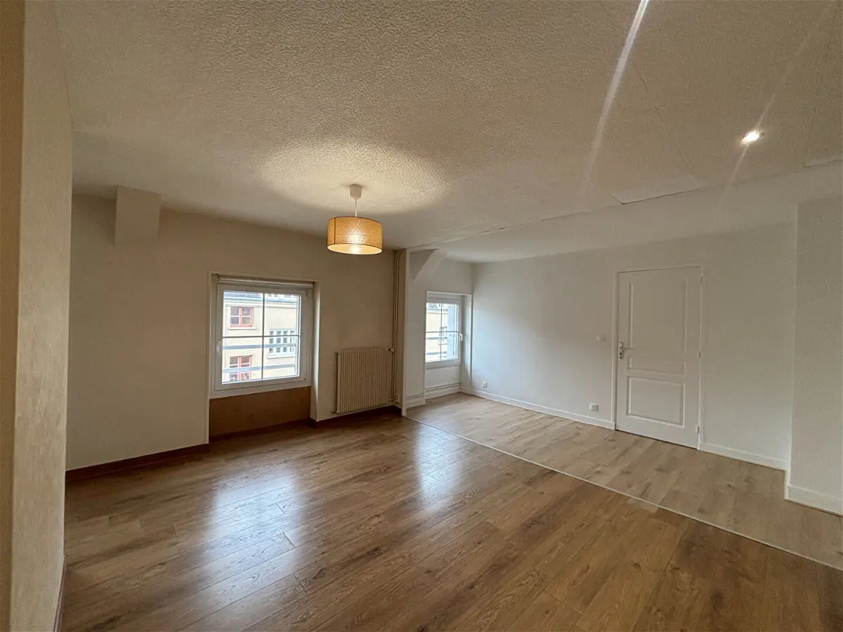 Flat Rue Échelle Marteau in Laval