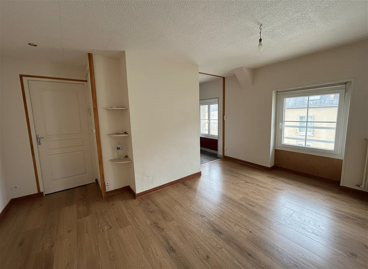 Flat Rue Échelle Marteau in Laval