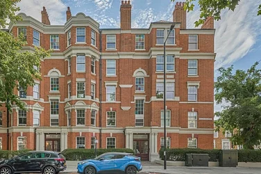 Flat Prince of Wales Drive in Greater London
