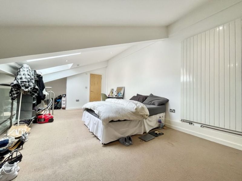 Flat Tooley Street in Greater London