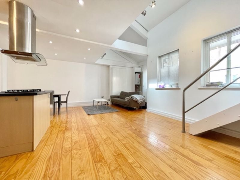 Flat Tooley Street in Greater London
