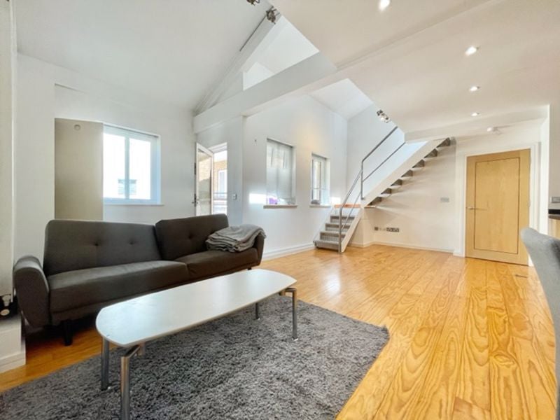 Flat Tooley Street in Greater London