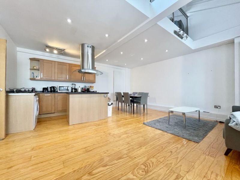 Flat Tooley Street in Greater London