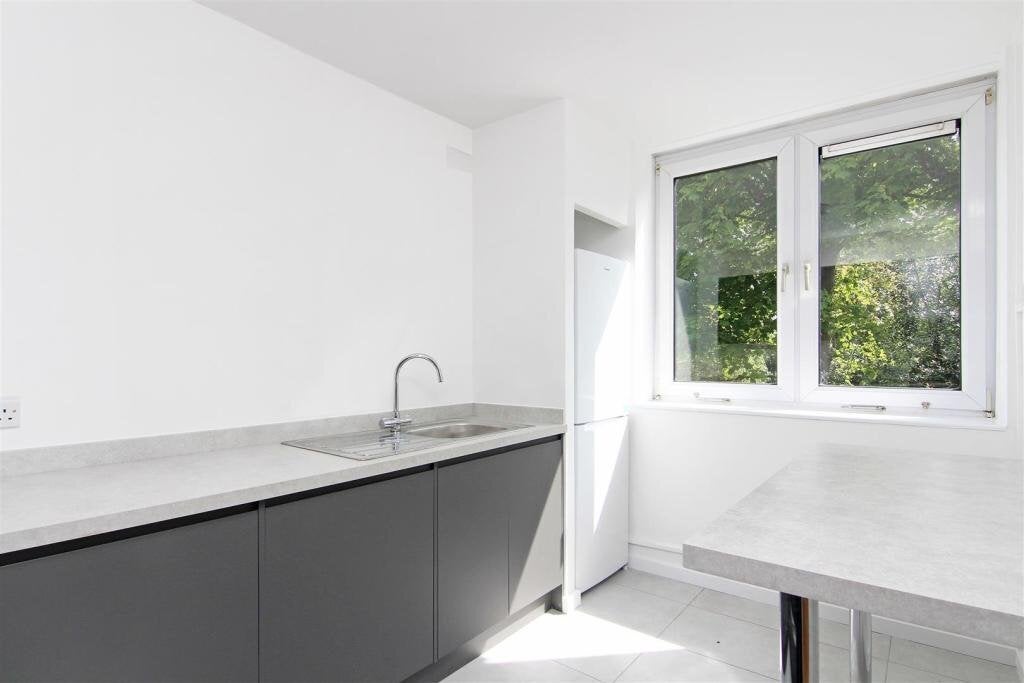 Flat Kersfield Road in Greater London