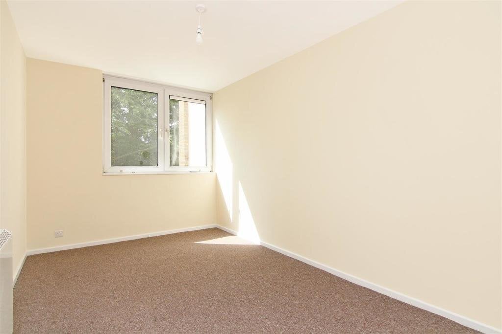 Flat Kersfield Road in Greater London