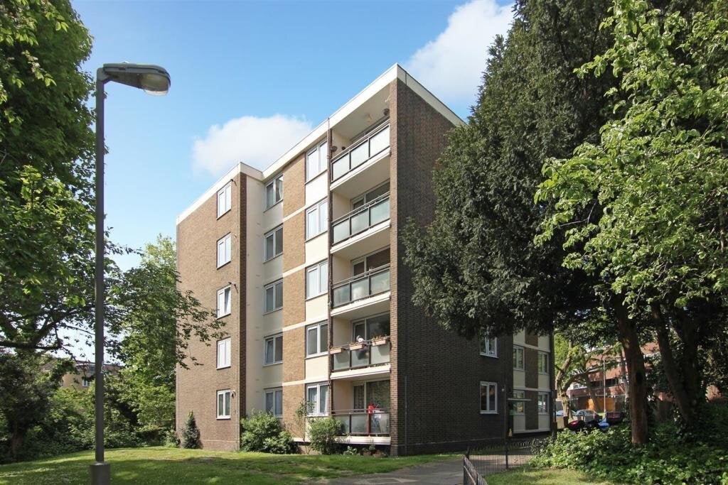 Flat Kersfield Road in Greater London