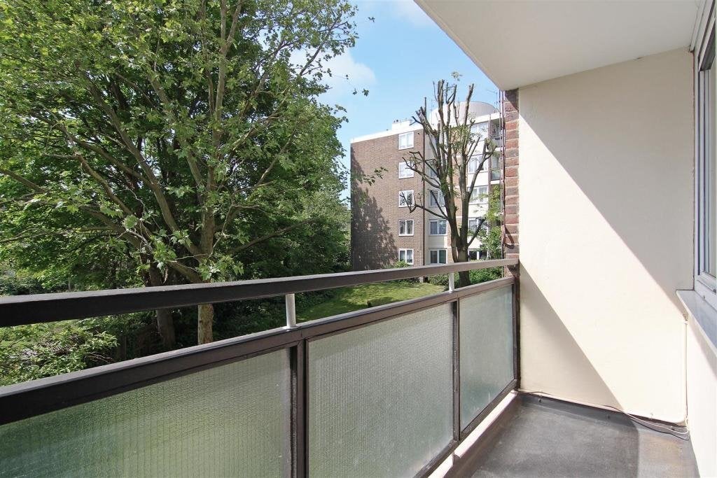 Flat Kersfield Road in Greater London