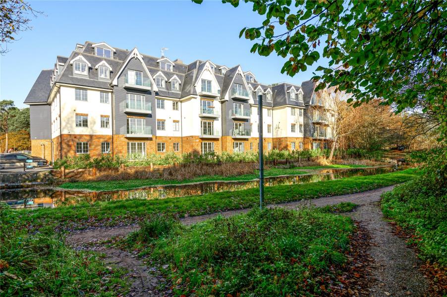 Flat Monument Road in Woking