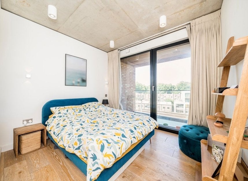 Flat Mentmore Terrace in Greater London