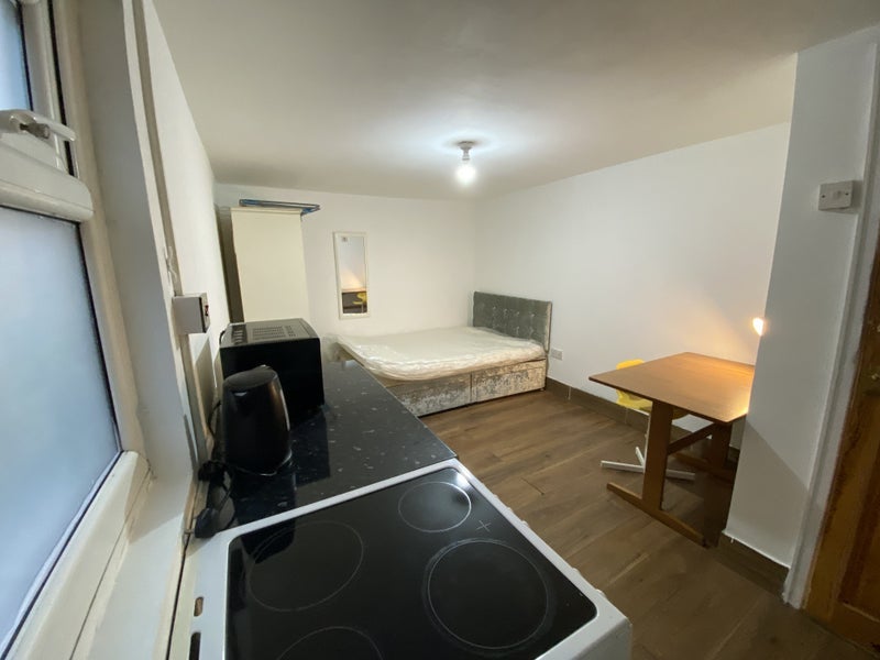 Flat Burdith Avenue in Manchester